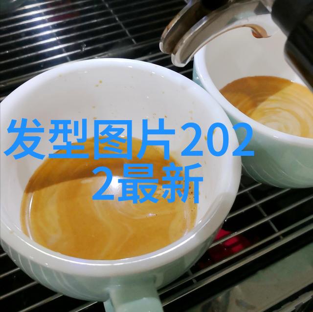 2023年女生时尚新宠轻盈波浪造型引领街头潮流