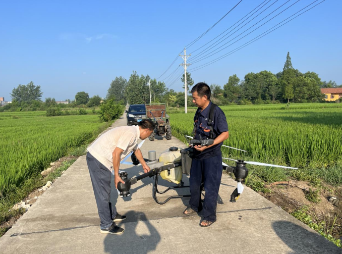 剪刀在头发间轻巧舞动理发师的手法精准无误