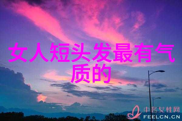 女人在家自学剪短发勇气与挑战的交响曲